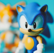 Foto de um action figure do Sonic